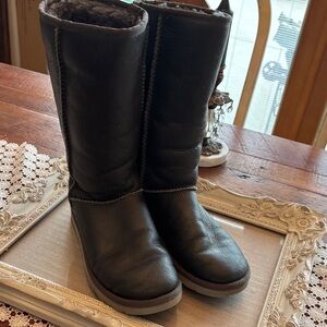 Gray Fur Lined Ugg  Boots Size 6. NEW.  No Box.
